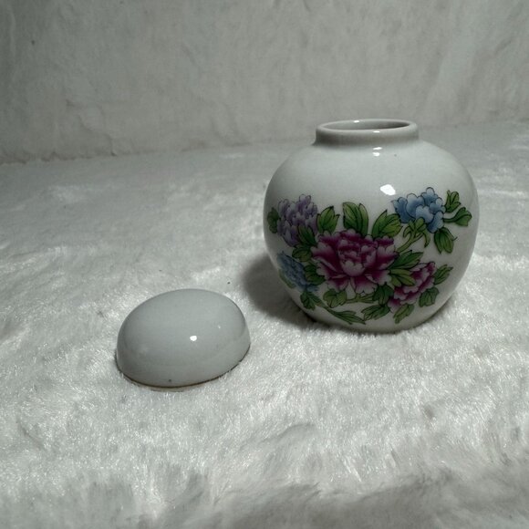 Vintage lidded Ginger Jar Chinese Porcelain Floral Tea Jar - Picture 2 of 6